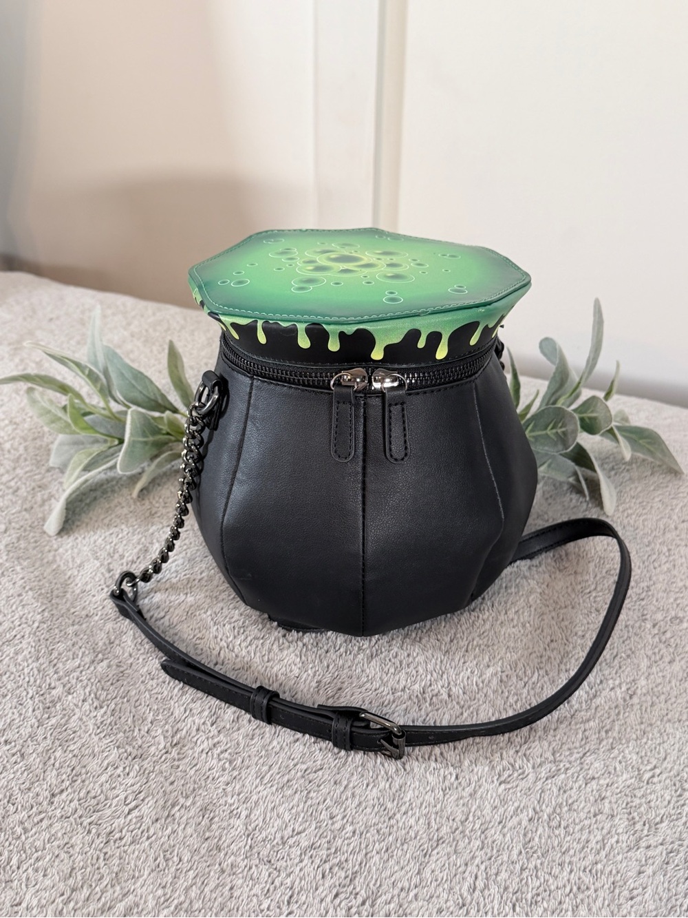 Mad Engine Witch's Cauldron Crossbody Bag NEW Black Green Halloween Purse